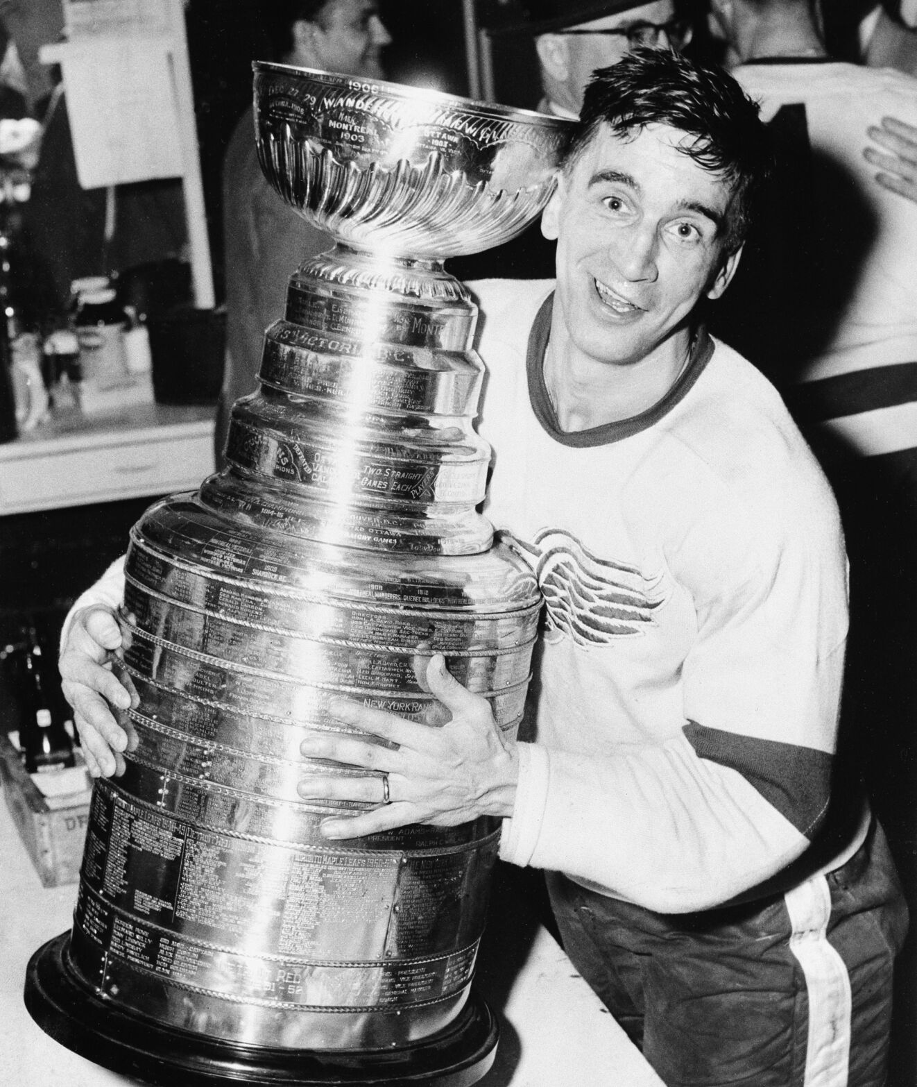 1954: Detroit Red Wings edge Montreal Canadiens in Game 7 to win Stanley Cup